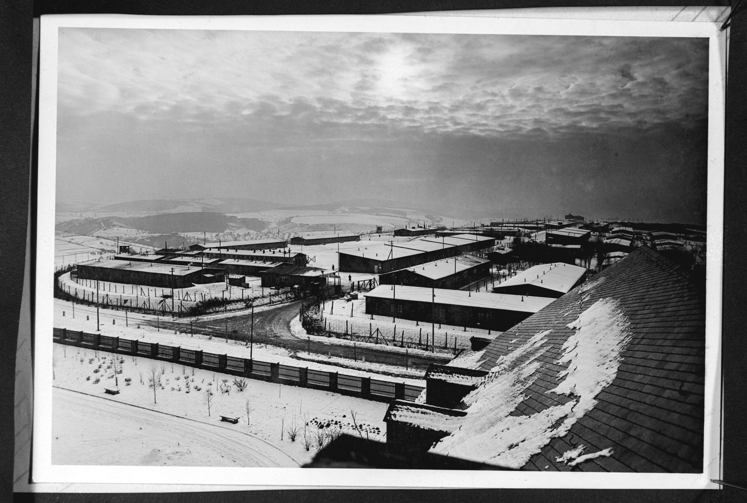 photographie noir et blanc du camp de petrisberg en allemagne sous la neige par jean-albert fortier pendant la seconde guerre mondiale